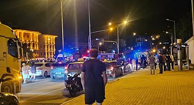 Orta refüje çarpan otomobil takla attı: 2 yaralı