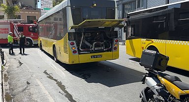 Ortaköy'de İETT otobüsünden dumanlar yükseldi: Motor arızası trafiğe neden oldu
