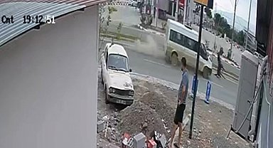 Osmaniye'de minibüs başıboş ata çarptı