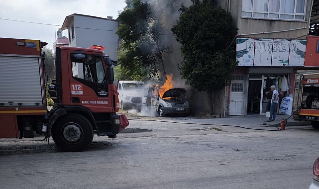Osmaniye'de park halindeki hafif ticari araç yandı