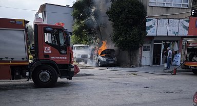 Osmaniye'de park halindeki hafif ticari araç yandı