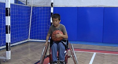 Osmaniye'de tecrübeli basketbolcular, geleceğin yıldızlarına yol gösteriyor