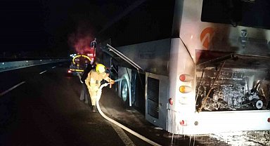 Otobüs seyir halinde alev aldı.