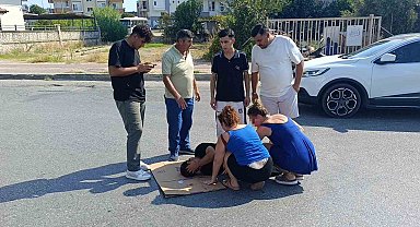 Otomobil motosiklete çarptı, otomobildeki yolcu yaralıyı bırakıp gazeteciyle uğraştı