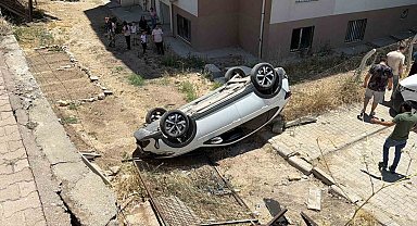 Otomobil sitenin bahçesine düştü