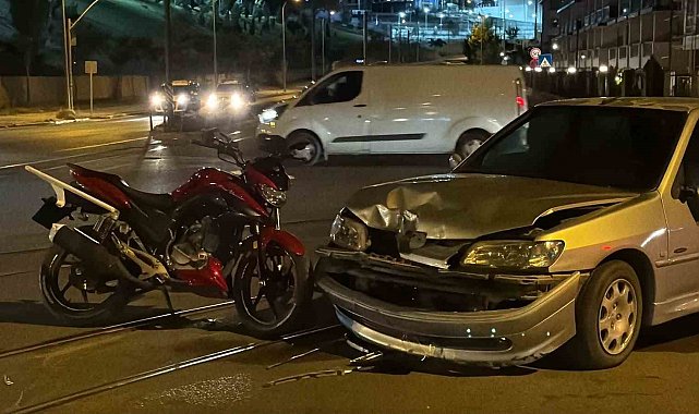 Otomobil ve motosiklet kafa kafaya çarpıştı: 2 yaralı