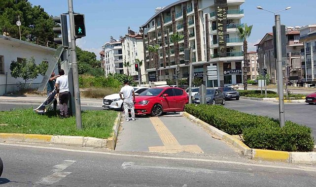 Otomobil yaya geçidine çıktı, 2 kişi yaralandı