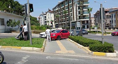 Otomobil yaya geçidine çıktı, 2 kişi yaralandı