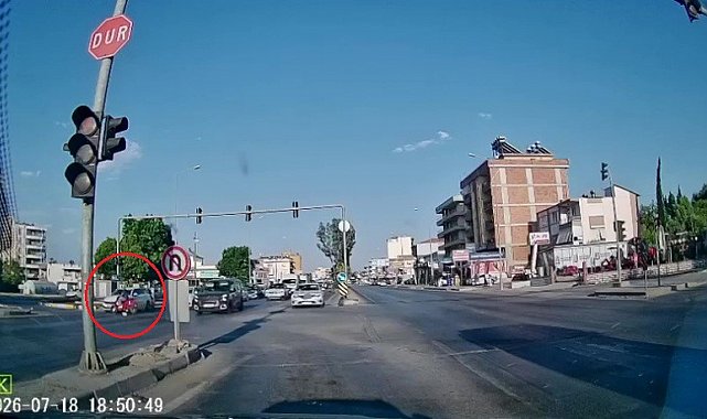 Otomobile çarpan motosiklet sürücüsünün kaskı fırladı, havada takla atıp yere savruldu