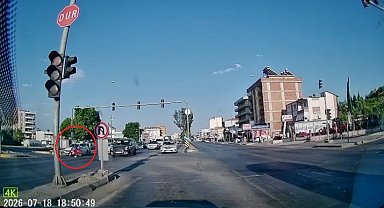 Otomobile çarpan motosiklet sürücüsünün kaskı fırladı, havada takla atıp yere savruldu