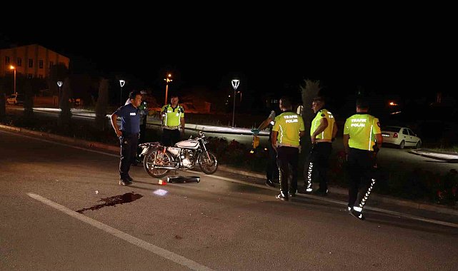 Otomobile çarpan motosikletin sürücüsü ağır yaralandı: Kaza kameraya yansıdı