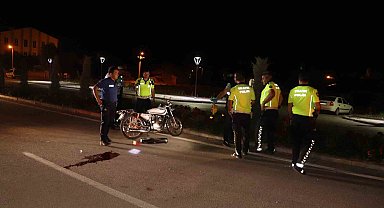 Otomobile çarpan motosikletin sürücüsü ağır yaralandı: Kaza kameraya yansıdı
