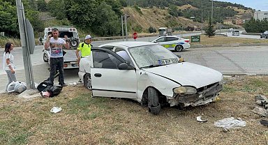 Otomobilin refüje çıktığı kaza maddi hasarla atlatıldı