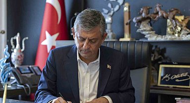 Özgür Özel, YENİ Parti'nin kuruluş evraklarını imzalayarak Cumhuriyet Halk Partisi'nden istifa etti. Özel ile birlikte toplam 91 milletvekili Cumhuriyet Halk Partisi'nden istifa ederek YENİ Parti Kurucular Kurulu'na katıldı.