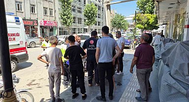 Panelvan araç ile motosiklet çarpıştı: Anne ve 2 çocuğu yaralandı