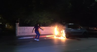 Park halindeki araç alev alev yandı, vatandaşlar su şişesi ile söndürmeye çalıştı