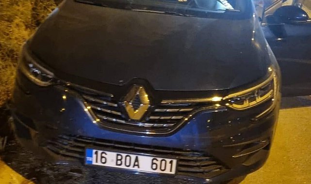 Park halindeki araca çarpan otomobildeki 2 kişi yaralandı