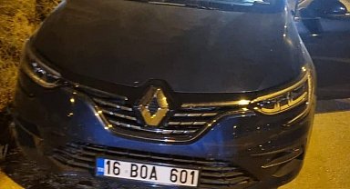 Park halindeki araca çarpan otomobildeki 2 kişi yaralandı