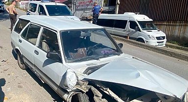Park halindeki iki araç kaza yaptı: Pat Pat iş yerine düştü