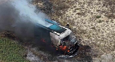 Park halindeki kamyonun alev alev yandığı anlar kameraya yansıdı