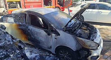 Park halindeki otomobil alev aldı, yangın diğer araca da sıçradı