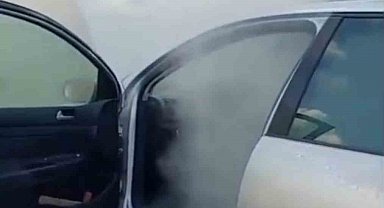 Park halindeki otomobil alevlere teslim oldu: Vatandaşlar yangın tüpleriyle seferber oldu