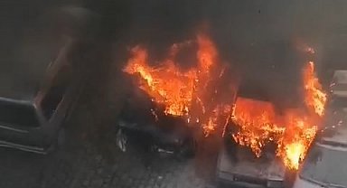Park halindeki otomobiller alev topuna döndü