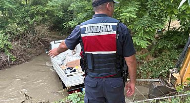 Patlayan boru kamyoneti dere içinde mahsur bıraktı