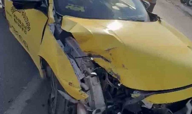 Patnos'ta hafif ticari taksi ile ot yüklü traktör çarpıştı: 3 yaralı