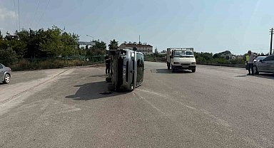 Payas'ta çarpışmayla yan yatan otomobilin sürücüsü yaralandı
