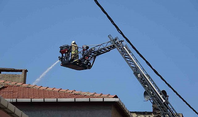 Pendik'te çatı katında çıkan yangın paniğe neden oldu: 1 hafif yaralı