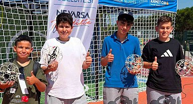 Pendik'te dronlar futbol oynadı