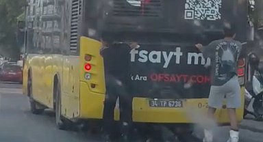 Pendik'te patenli iki gencin trafikteki ilginç yolculuğu kamerada