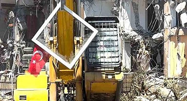 Pendik'te yıkım sırasında dikkat çeken hassasiyet: Kepçe operatörü Türk Bayrağı için çalışmayı durdurdu