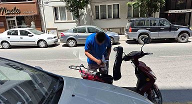Plakasız elektrikli motosikleti bağlanan sürücü denetime girdiği caddeden taksi ile çıktı