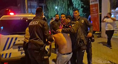 Polis ekiplerine zorluk çıkartan alkollü sürücü kafasını otobüs durağına vurdu: "Yanıyorum, su verin. Ben teslim olmaya geldim"