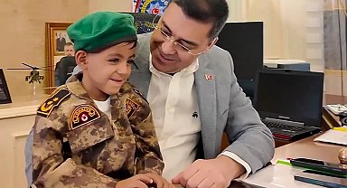 Polis helikopterine bayrak sallayan çocuğa bisiklet hediye edildi