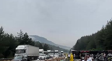 Pozantı-Adana istikameti tır devrilmesi nedeniyle trafiğe kapandı