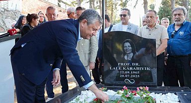 Prof. Dr. Lale Karabıyık'ı anma programına CHP Grup Başkanı Özgür Özel de katıldı