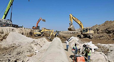 Proje tamamlandığında su kaybı en aza inecek, dev boruların montajı yapılıyor