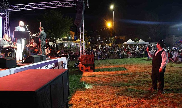 "Geleneksel Kozan Belediyesi Yaz Konserleri" başladı: Konserin en büyük alkışı özel bireye