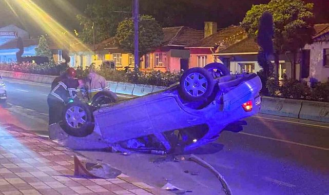 Refüje çarpan otomobil ters döndü: 2 yaralı