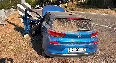 Refüje çarpan otomobildeki 2'si çocuk 4 kişi yaralandı