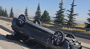 Refüje devrilen otomobilde beşi çocuk 8 kişi yaralandı