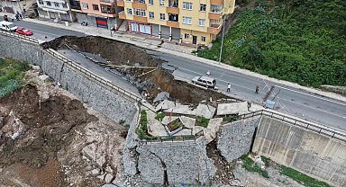 Rize'de 2 binanın tahliyesine olan göçük havadan görüntülendi