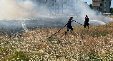 Rüzgarın etkisiyle büyüyen ot yangını evlere ulaşmadan söndürüldü