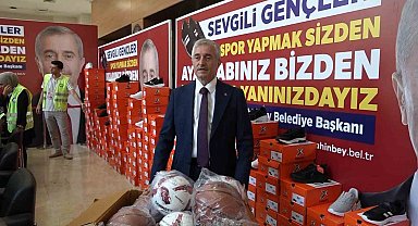 Şahinbey'de öğrencilere spor ayakkabı dağıtma geleneği devam ediyor