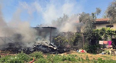 Saman balyalarından başlayan yangın eve sıçradı
