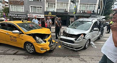 Samsun'da hafif ticari araç ile ticari taksi kafa kafaya çarpıştı: 2 yaralı