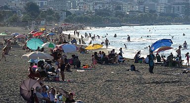 Samsun'da hava sıcaklığı arttı, vatandaşlar denize akın etti